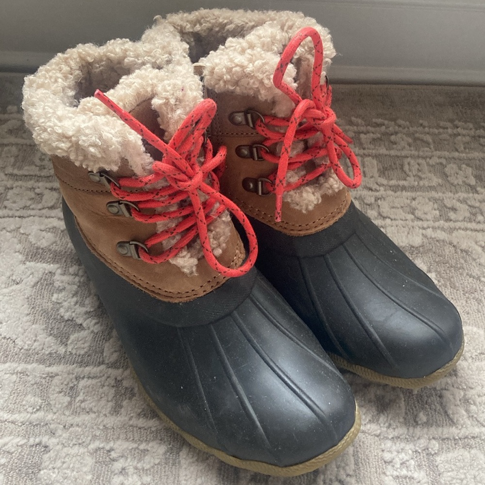 ❌s o l d (locally). Sperry Fur Lined Boots